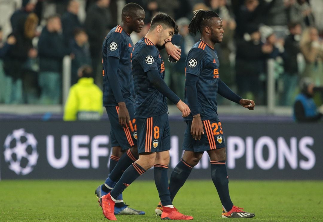 TURIN, ITALY - NOVEMBER 27:  Carlos Soler (C) of Valencia CF shows his dejection at the end of the Group H match of the UEFA Champions League between Juventus and Valencia at Allianz Stadium on November 27, 2018 in Turin, Italy.  (Photo by Emilio Andreoli