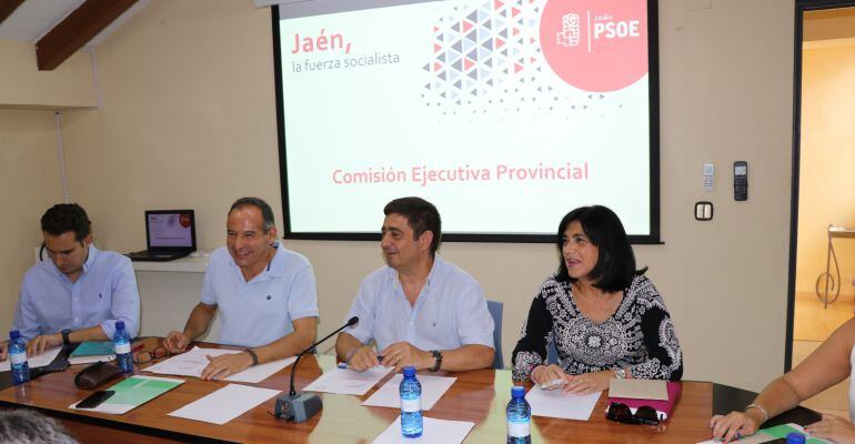 El secretario provincial del PSOE de Jaén, Francisco Reyes (segundo por la derecha), durante la reunión de la ejecutiva.