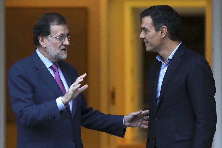 El presidente del Gobierno, Mariano Rajoy (i), y el secretario general del PSOE, Pedro Sánchez (d), en su última reunión.