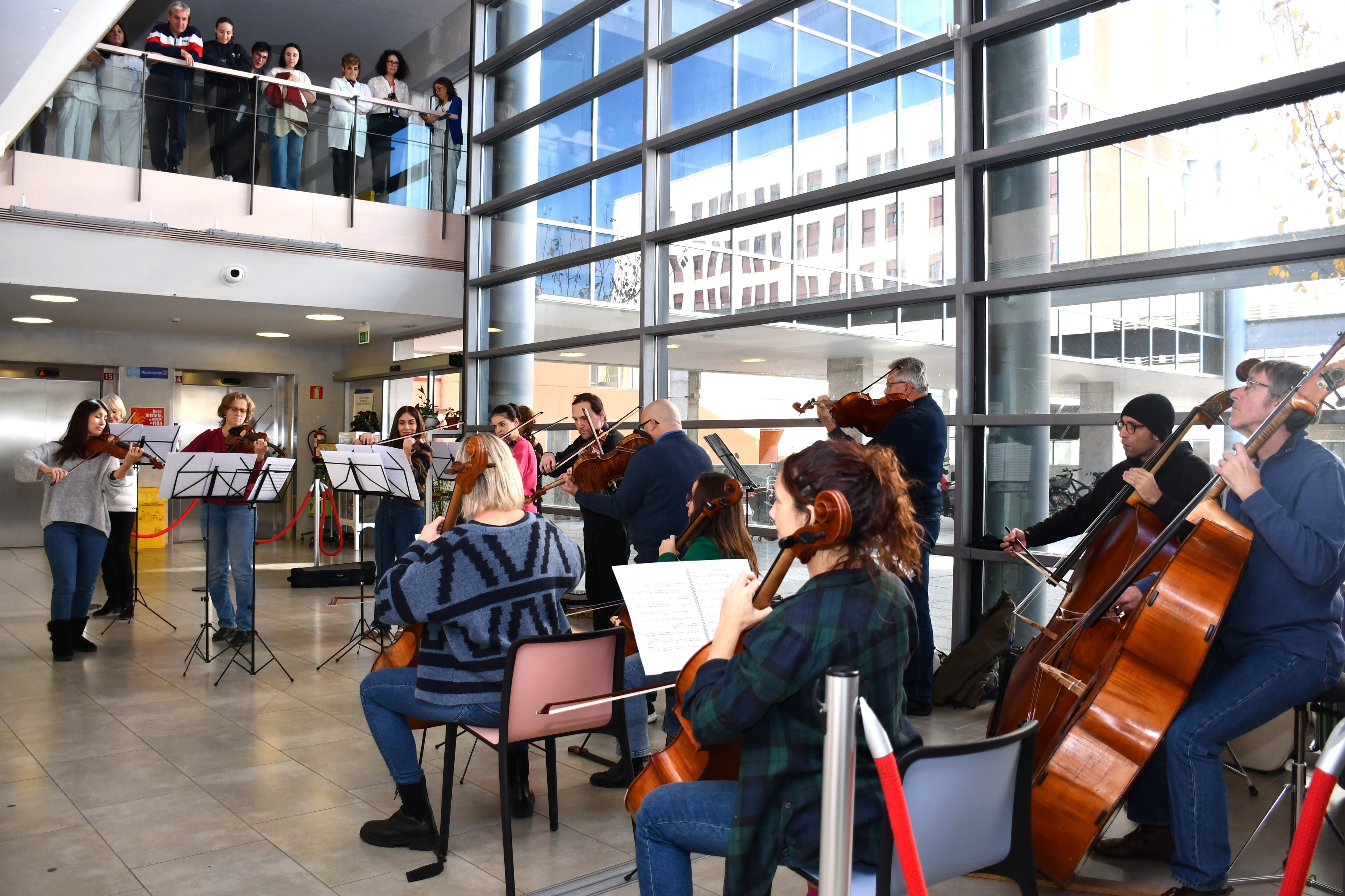 La Orquesta Sinfónica de Castilla y León suena en el Hospital Río Carrión con su grupo de cámara de cuerda en el XI Maratón Social Musical