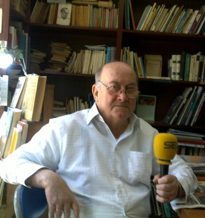 José Rodríguez Martín, conocido como "Pepe Relieve", con el micrófono de la SER en el interior de su librería