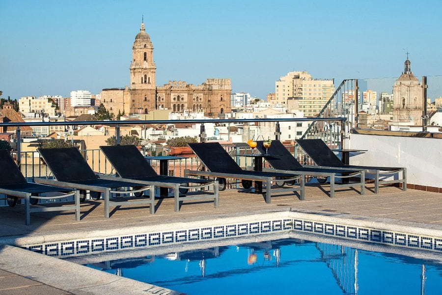 Vista de la catedral  desde la terraza de un hotel de Málaga