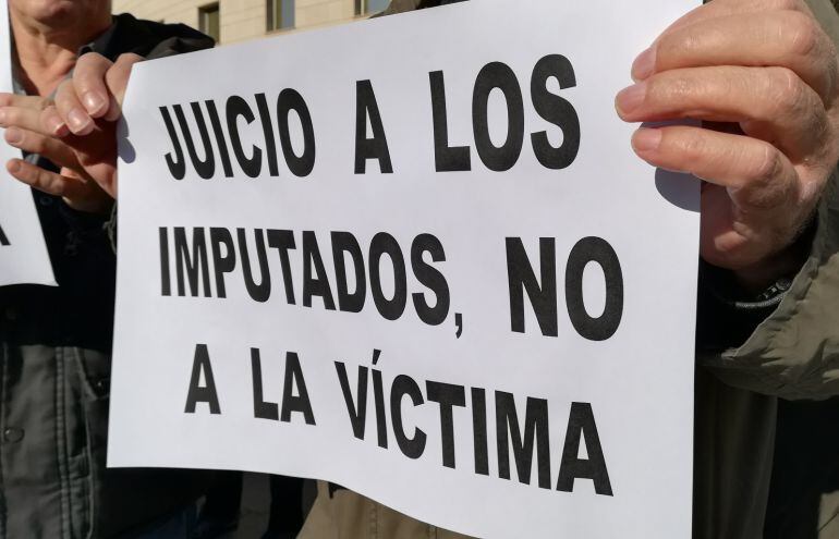 Carteles en apoyo a la víctima durante el juicio