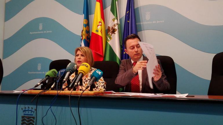 La alcadesa de Jerez, Mamen Sánchez, y Santiago Galván, delegado municipal de Economía, durante la rueda de prensa de este miércoles