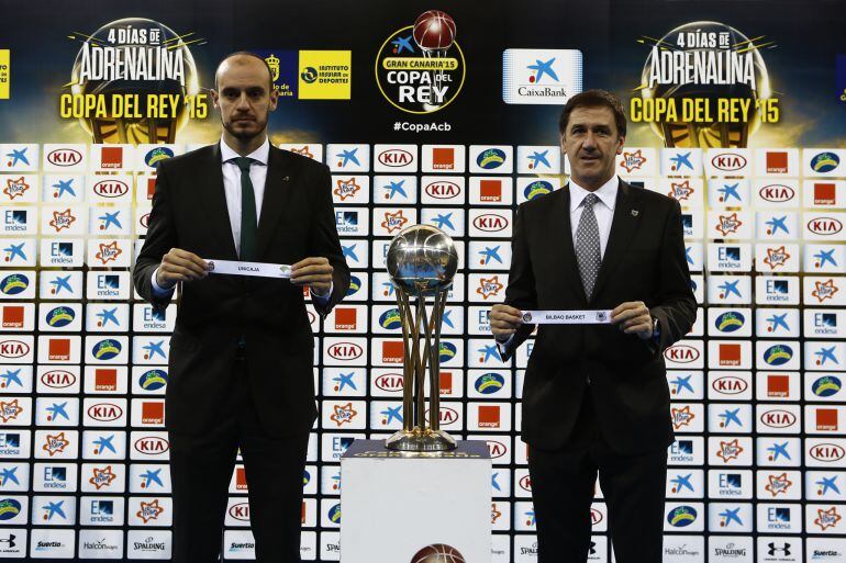 Carlos Jiménez muestra el nombre del Unicaja en el sorteo de la Copa del Rey
