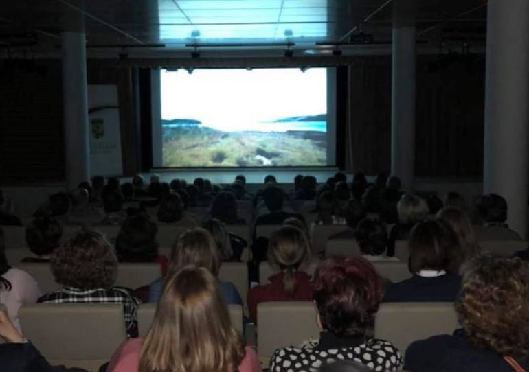 El público disfruta de la proyección de una película en la sala cultural Alfonsa de la Torre.