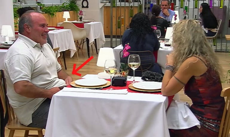 Alfredo roba un elemento decorativo de &#039;First Dates&#039;