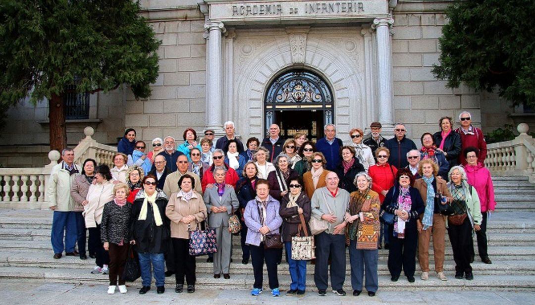 Visita de la Casa Regional de Castilla-La Mancha a la Academia de Infantería de Toledo.