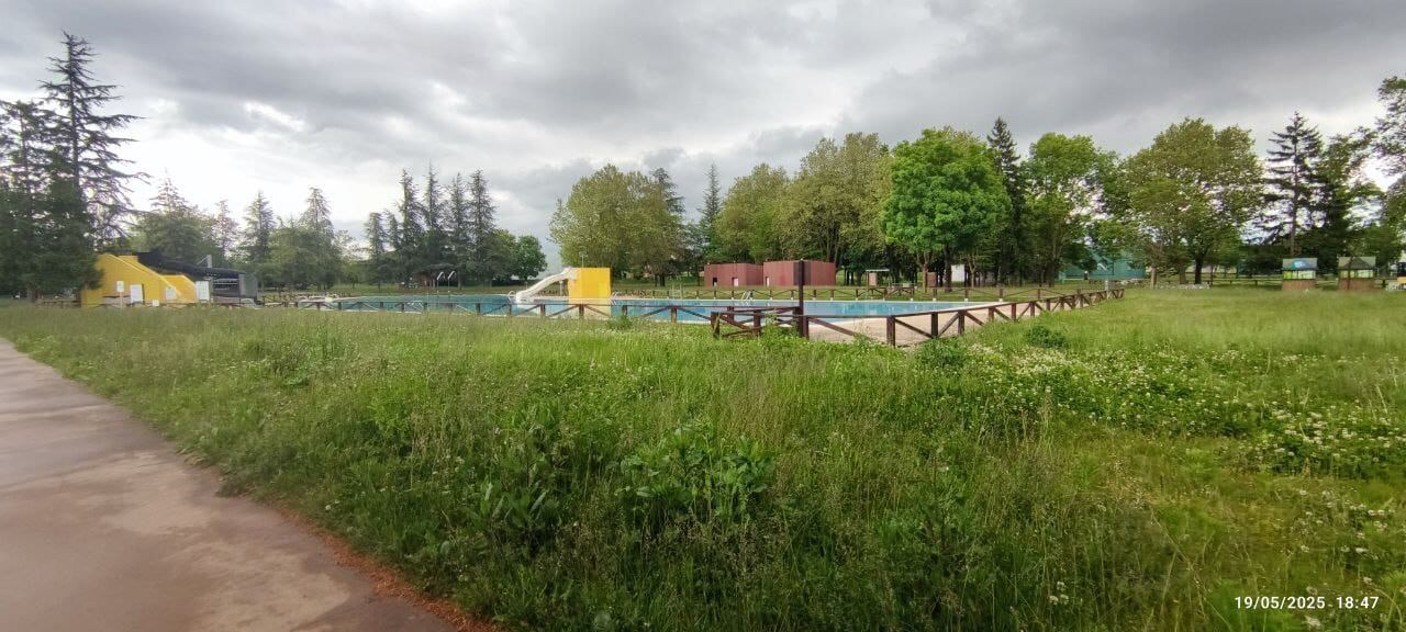 Estado actual de las piscinas de Gamarra, por la huelga de jardineros de Vitoria.