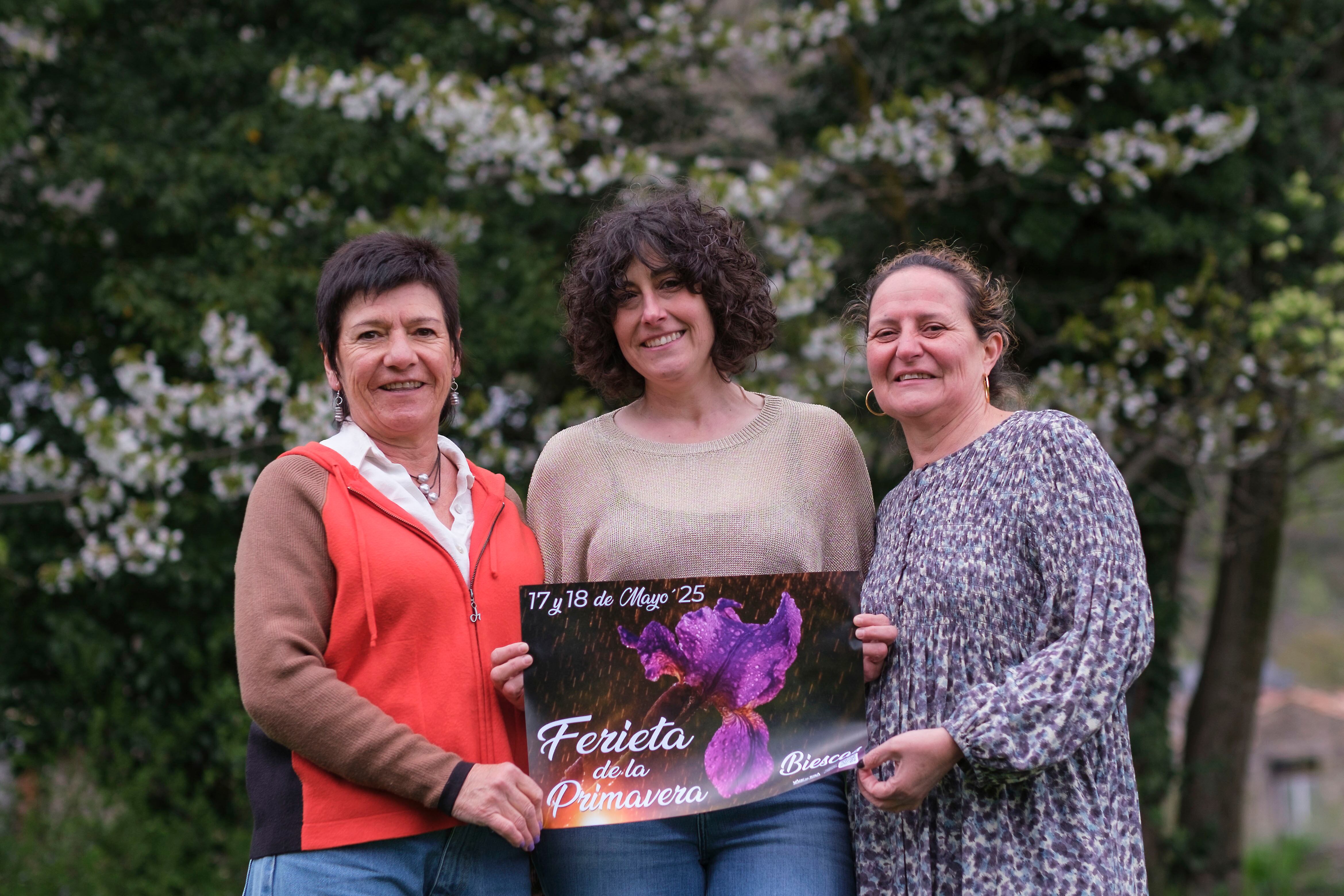 Se izq. a drcha: Belén Vicente, representante empresarios Biescas en la Asociación Turística Valle de Tena; Bea Juarez, diseñadora del cartel; y Raquel Lacruz, empresaria de Biescas. La foto es de Pedro Etura.