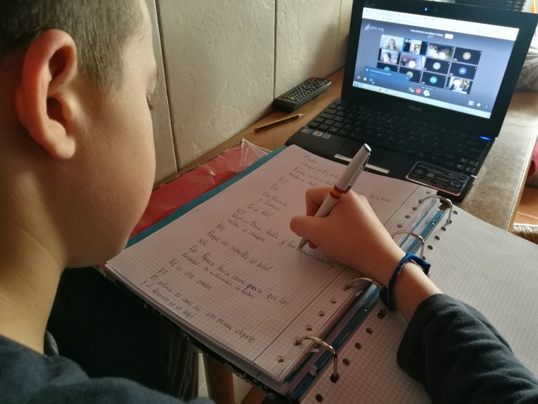 Un alumno durante su clase telemática