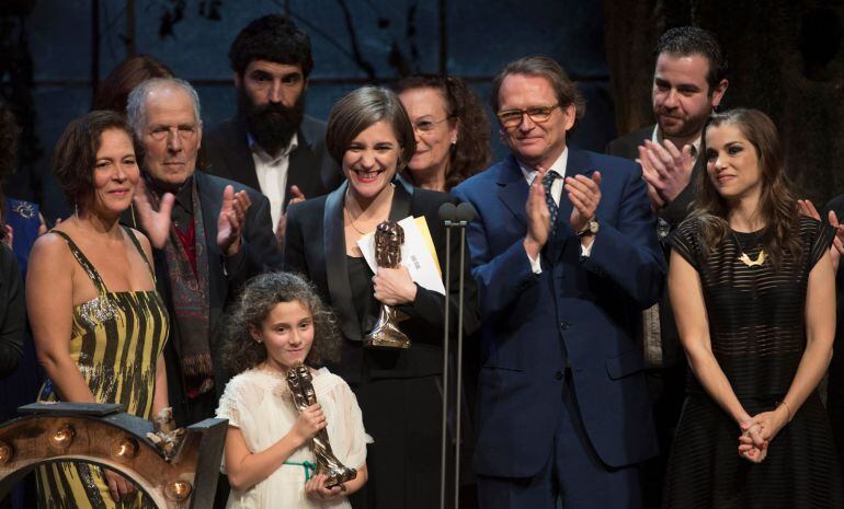 La realitzadora Carla Simón amb la resta del seu equip, recull el premi Gaudí a la millor pel·lícula per "Estiu 1993"