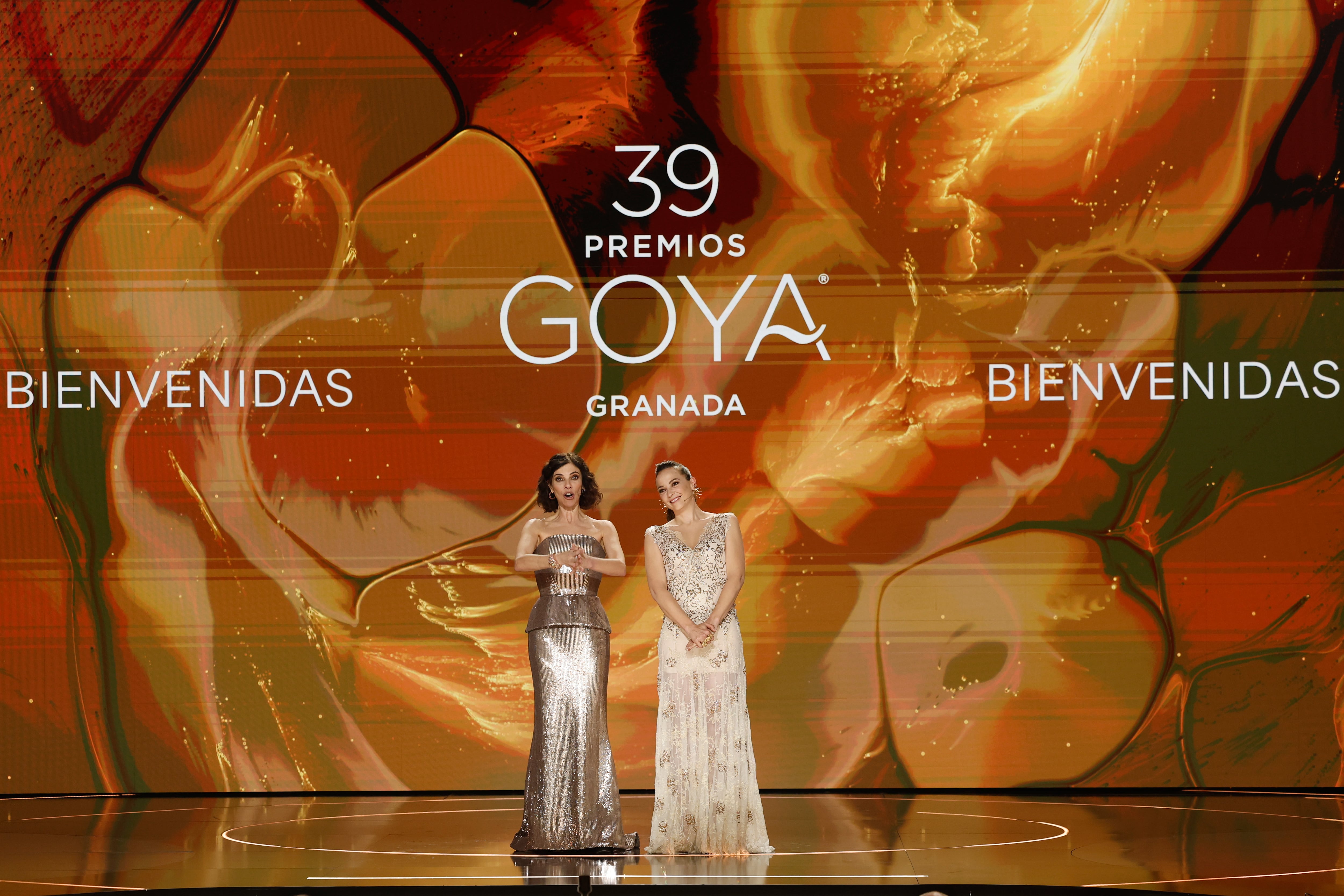 Las actrices Maribel Verdú y Leonor Watling durante la gala de la 39 edición de los Premios Goya.