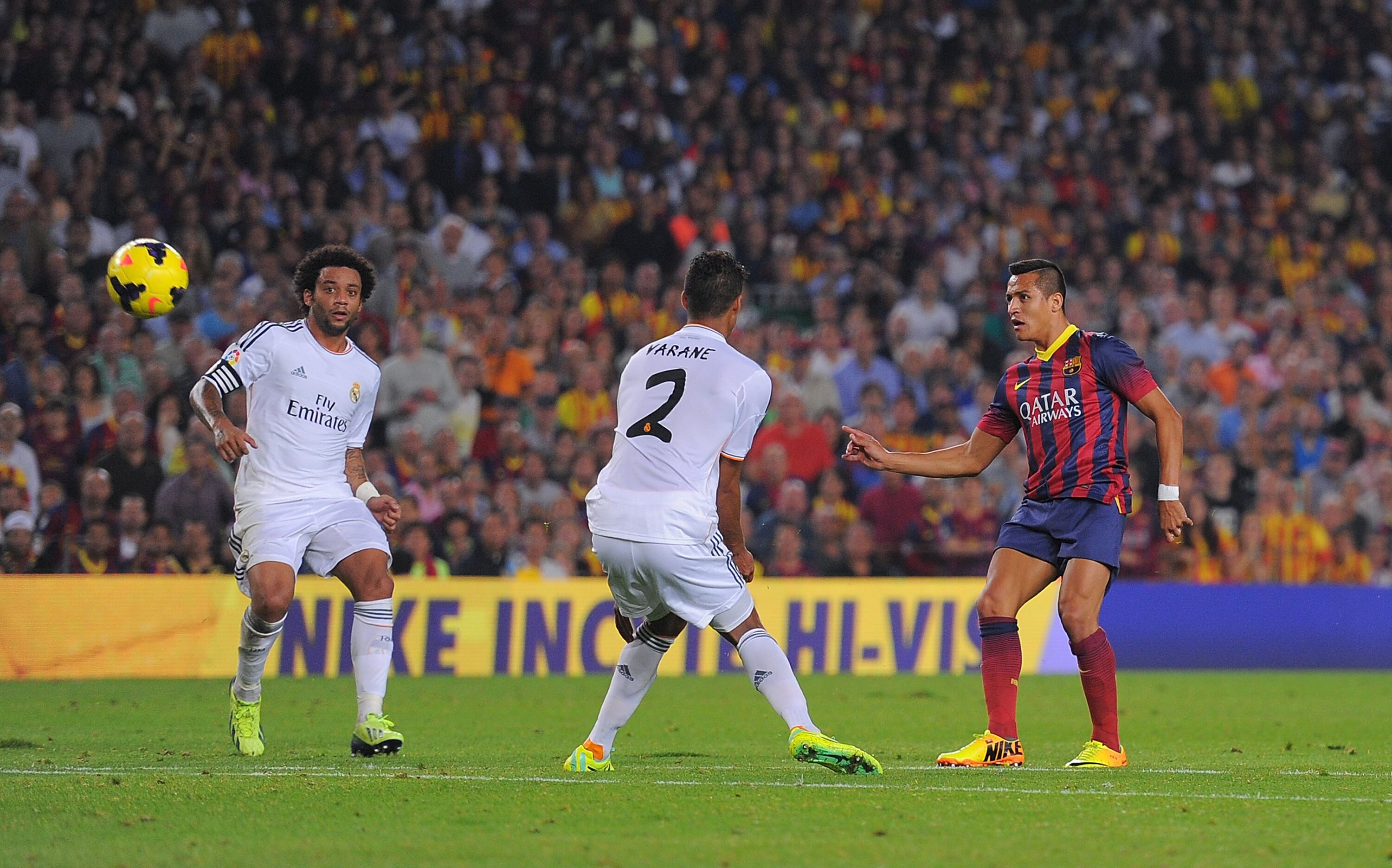 Alexis Sánchez durante un Clásico en 2013