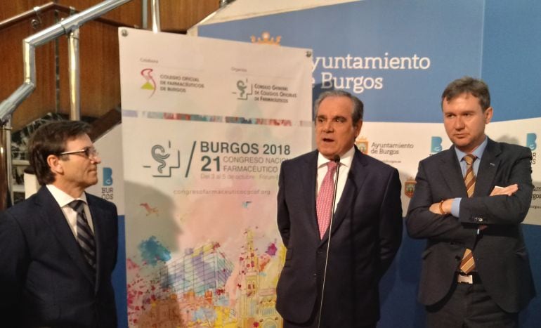 El presidente del Consejo General de Farmaceúticos, Jesús Aguilar, entre Miguel López, presidente del Colegio de Burgos (izda) y el alcalde Javier Lacalle