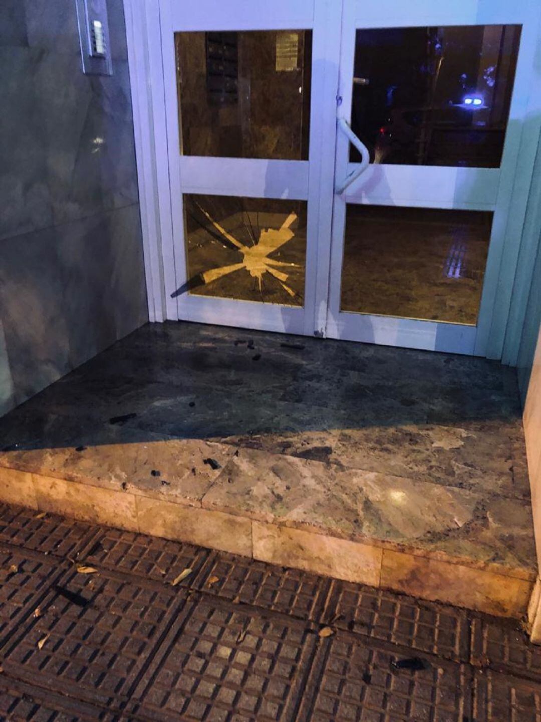 Uno de los hermanos golpeó el cristal del portal de la vivienda rompiéndolo