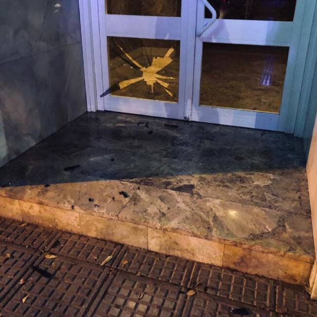 Uno de los hermanos golpeó el cristal del portal de la vivienda rompiéndolo