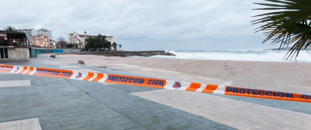 Cerrados los accesos a las playas de A Courña