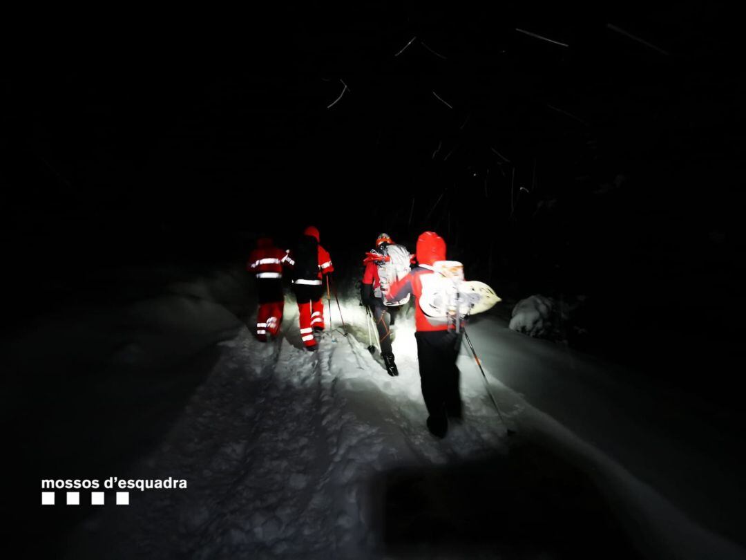 Imatge de la Unitat de Muntanya dels Mossos desplegada en l'operatiu en una dures condicions meteorològiques