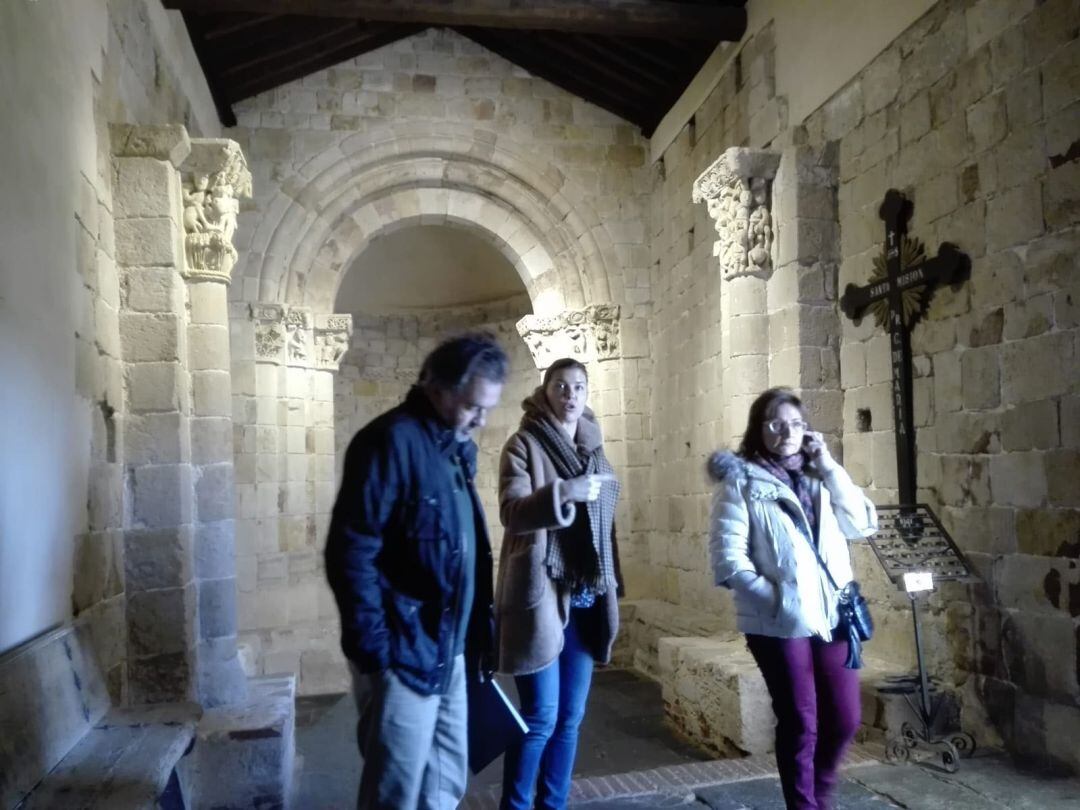 la Delegada Territorial de la Junta de Castilla y León, Clara San Damián, en el interior de la Iglesia de Santiago de los Caballeros