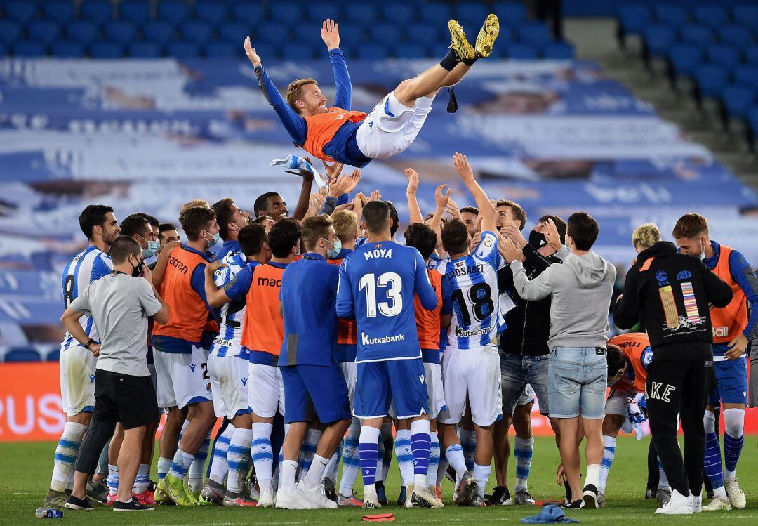 Los jugadores de la Real mantean a Zurutuza, que se despidió de Anoeta