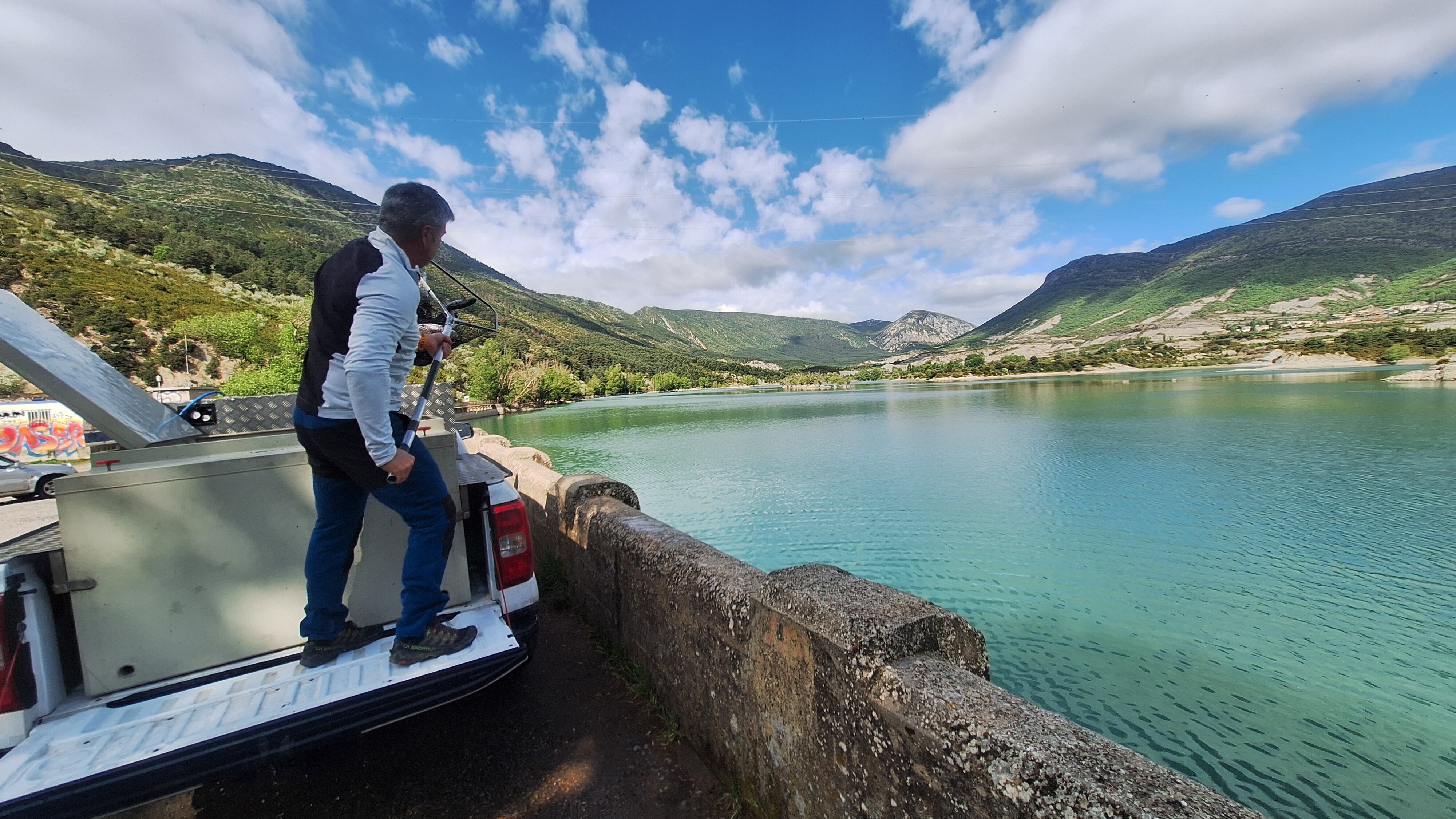 La Federación Aragonesa de Pesca ha realizado una nueva suelta de truchas en Arguis