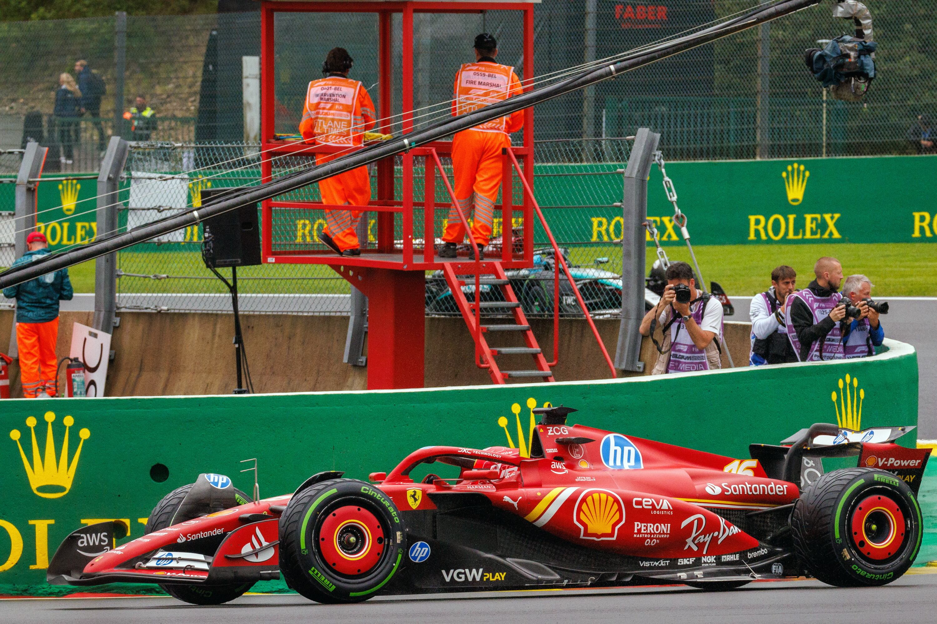 El pilot monegasc Charles Leclerc ha aparcat el seu F-1 per passar uns dies de vacances a Menorca.