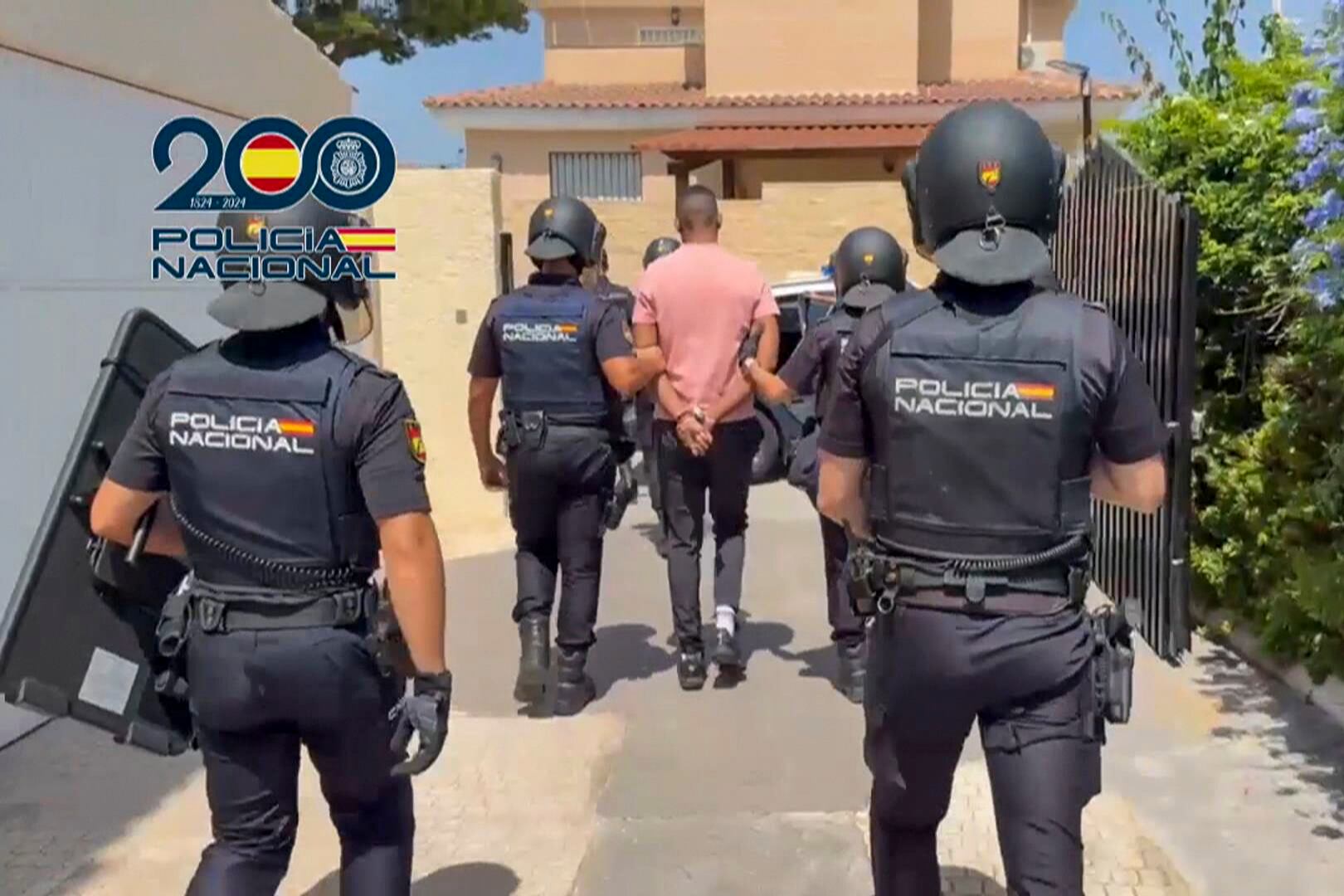 BENIDORM (ALICANTE), 11/08/2025.- La Policía Nacional ha detenido en Benidorm a dos fugitivos reclamados por Francia por delitos de homicidio, tráfico de armas, de drogas y blanqueo de capitales que se escondían en un chalé residencial de la costa alicantina que contaba con múltiples medidas de seguridad para esquivar posibles investigaciones policiales. EFE/ Policía Nacional // SOLO USO EDITORIAL/SOLO DISPONIBLE PARA ILUSTRAR LA NOTICIA QUE ACOMPAÑA (CRÉDITO OBLIGATORIO)