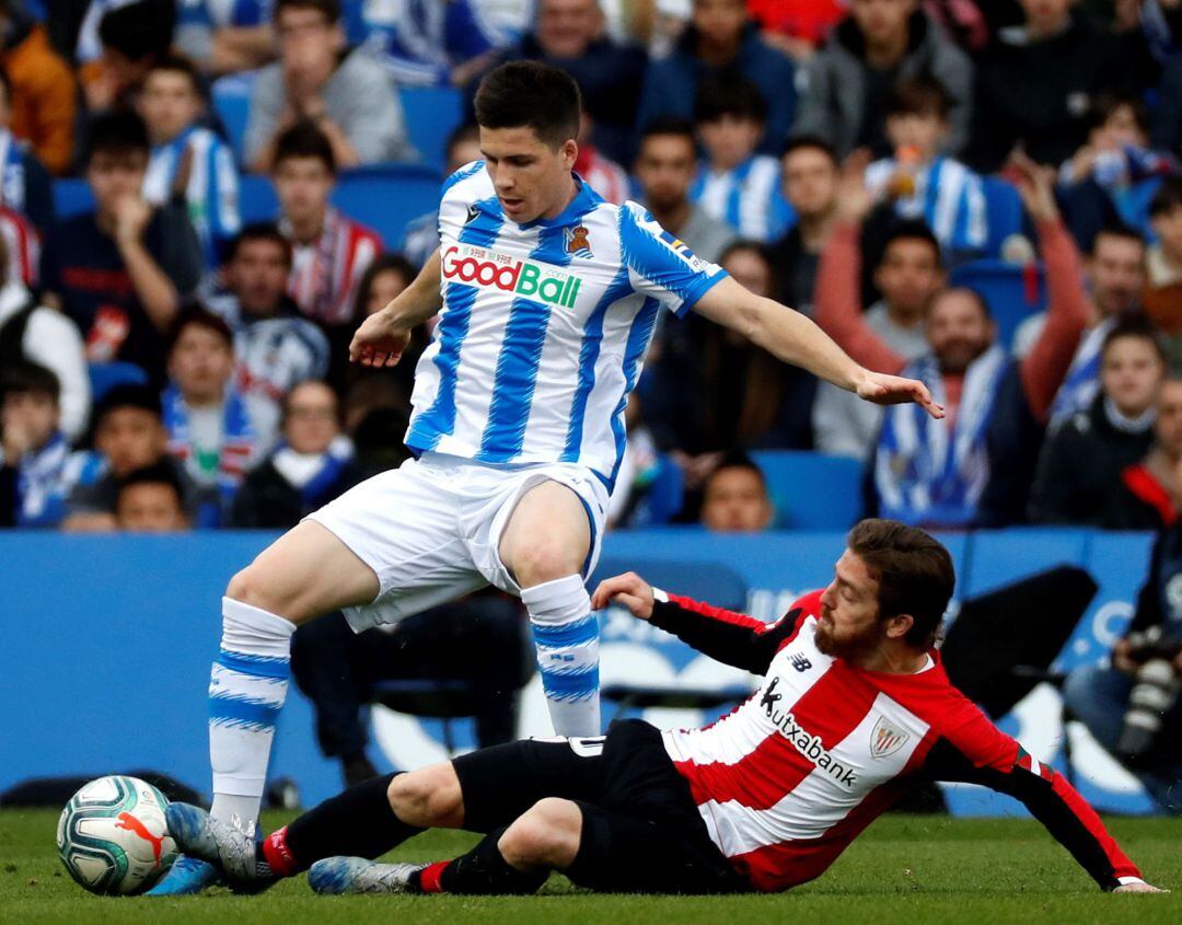 Zubeldia protege un balón ante la entrada de Iker Muniain