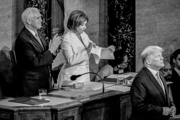 El momento en el que Nancy Pelosi rompe el discurso de Trump.