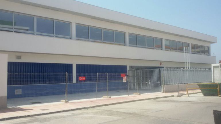 Nuevo colegio público de El Perelló, terminado, pero cerrado a falta de un trámite burocrático