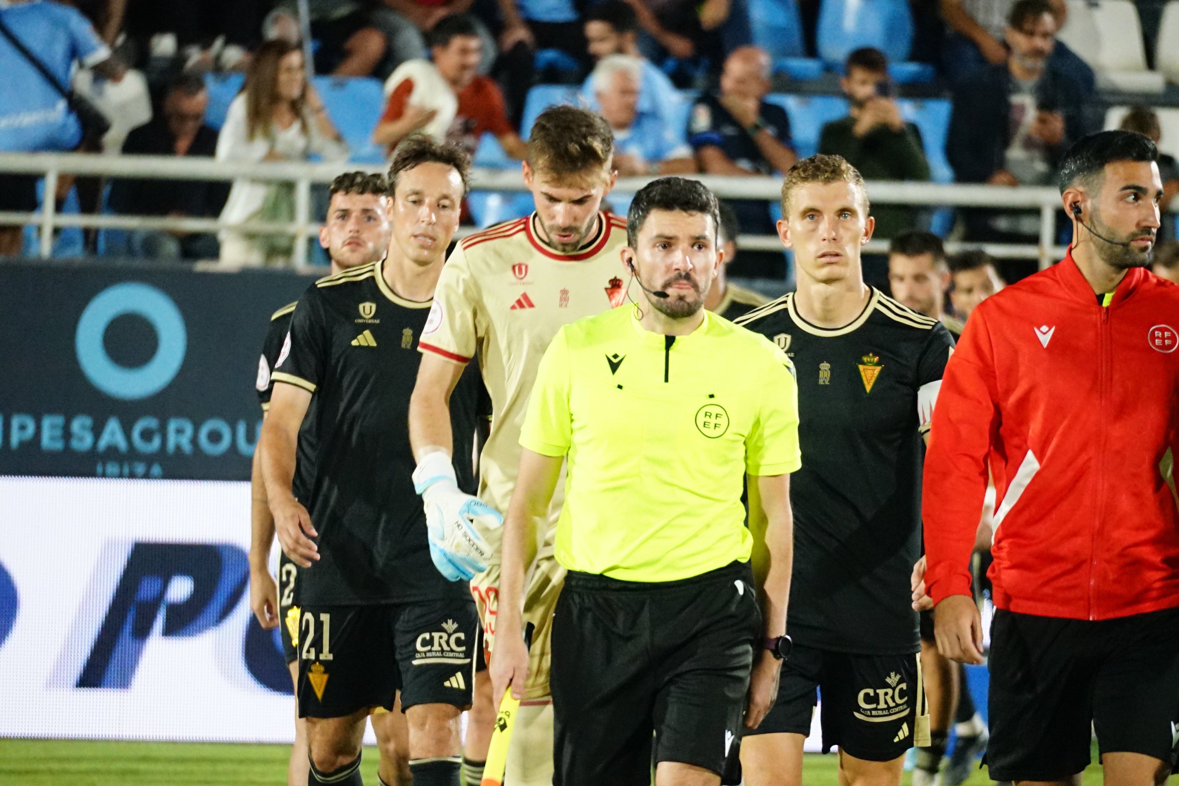 El Real Murcia salta al campo en el partido contra el Ibiza