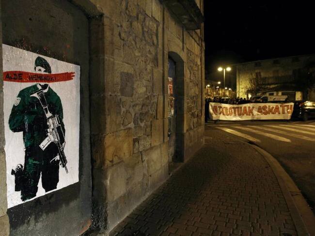 Cartel colocado en la locadidad de Alsasua con la frase "Alde Hemendik-Fuera de aquí"