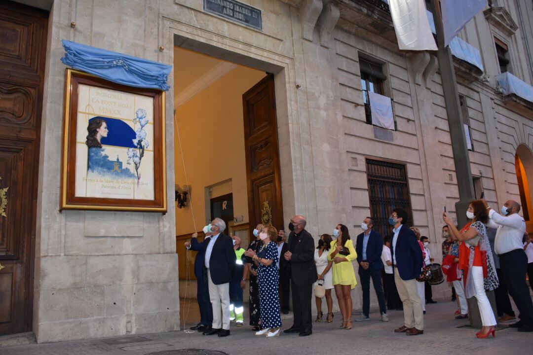 Autoridades locales y representantes de la archicofradía contemplan la obra de Ignacio Trelis