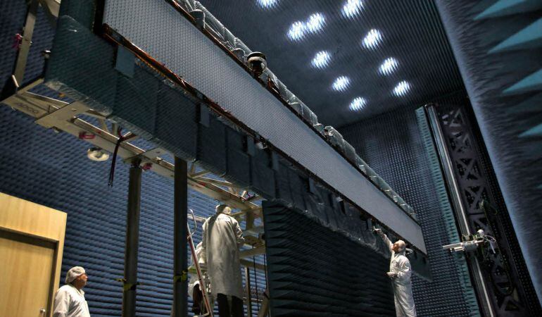 Varios ingenieros trabajan en un satélite en la planta de Airbus en Friedrichshafen (Alemania)