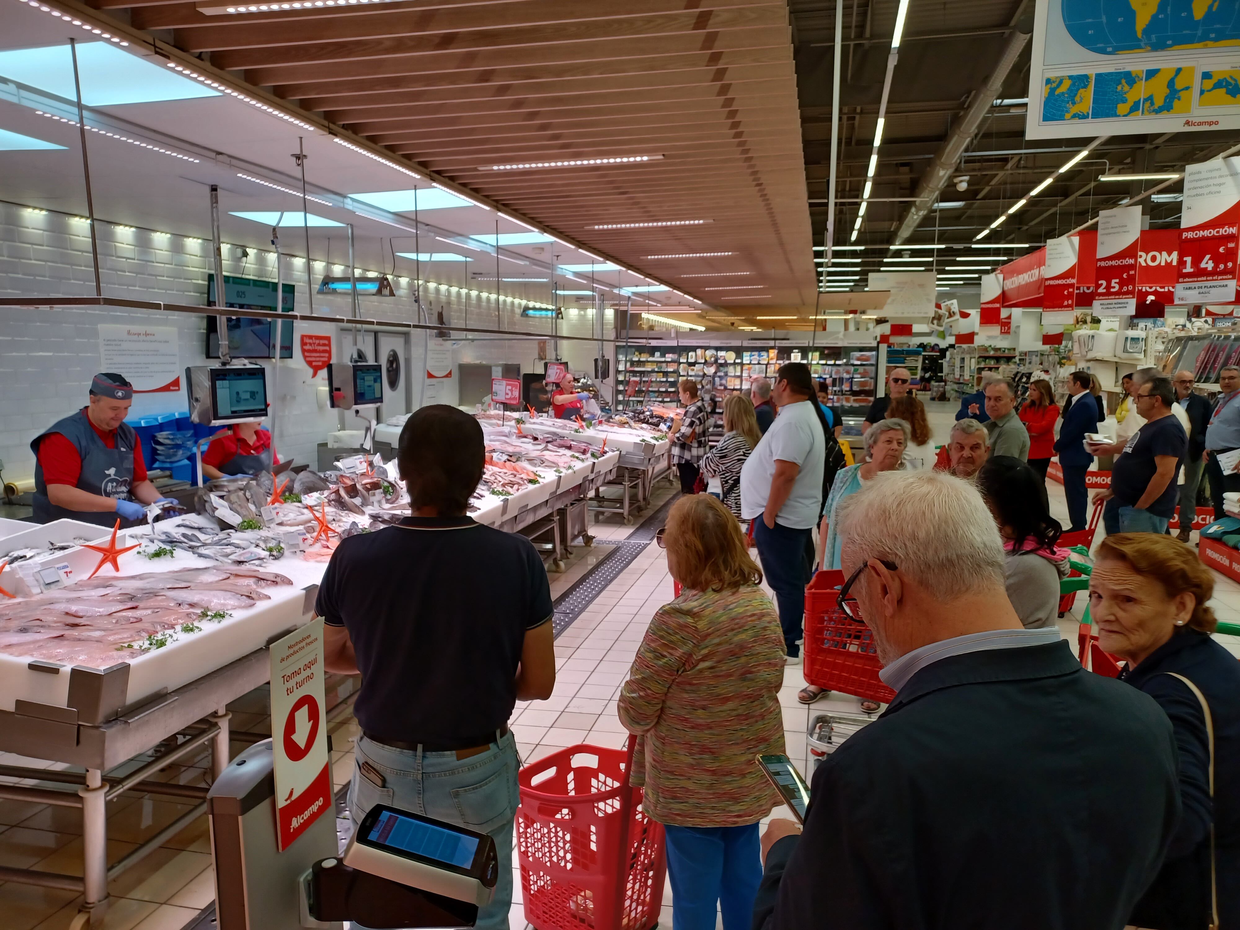 Clientes realizan sus compras en Alcampo Linares.