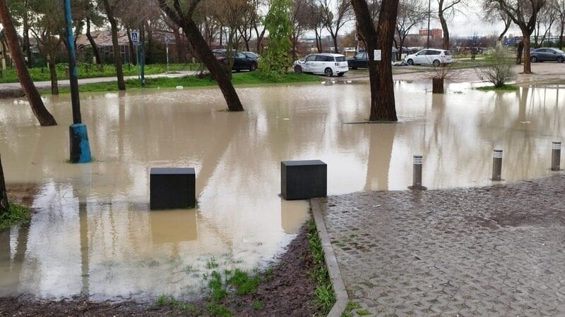 Los accesos y el aparcamiento del centro se inundan con las fuertes lluvias