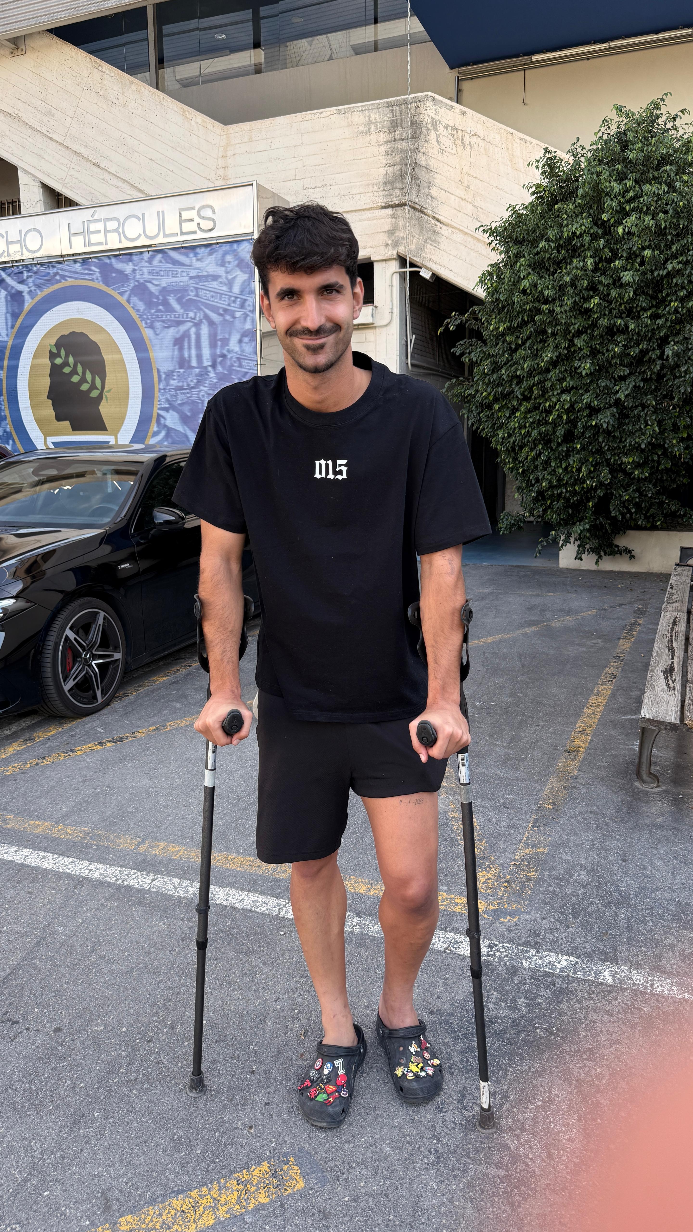 Oriol Soldevila abandona el vestuario del Rico Pérez apoyado en muletas