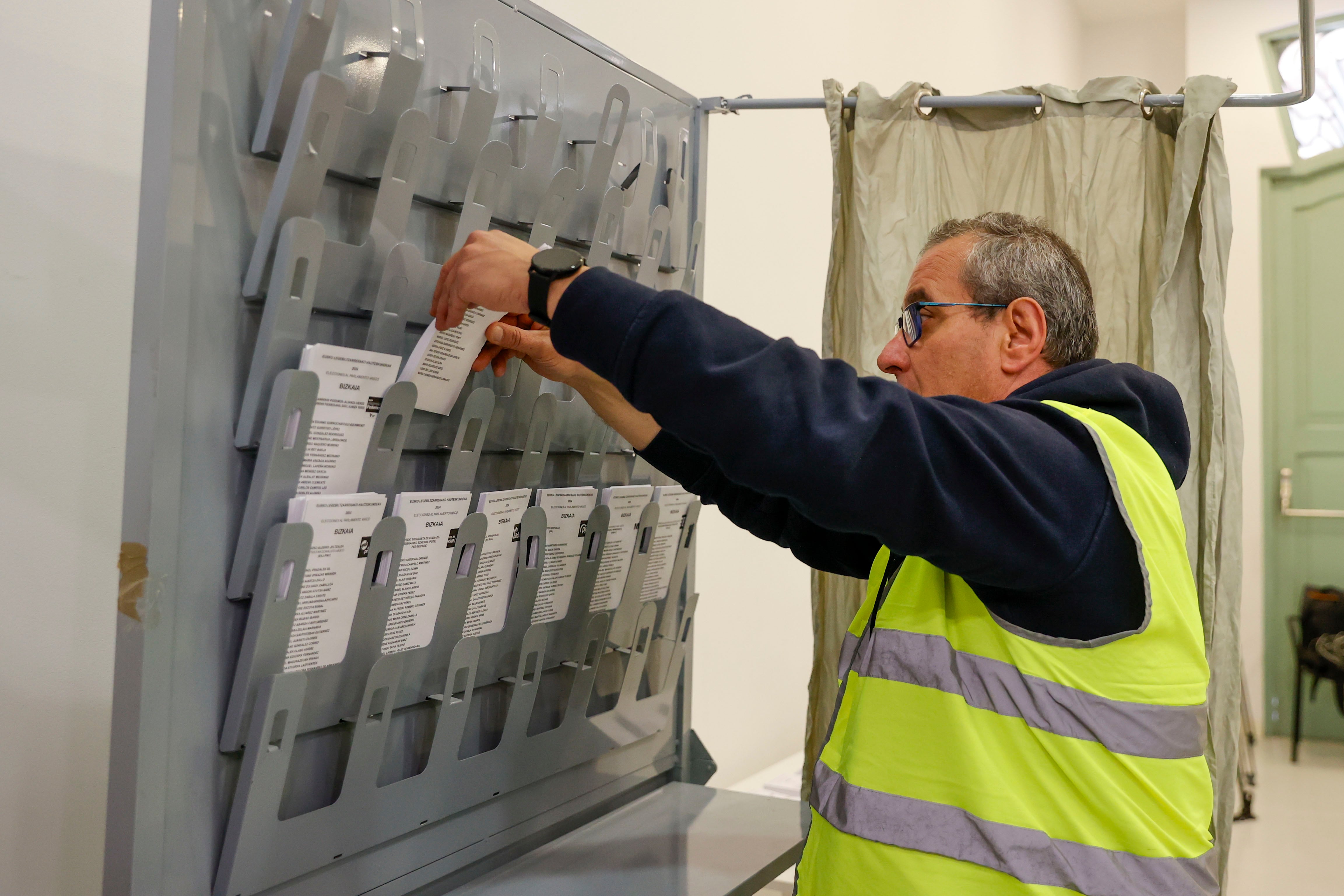 BILBAO, 19/04/2024.- Un operario prepara una cabina para poder votar a las elecciones vascas del 21 de abril. EFE/Luis Tejido
