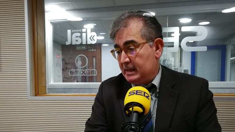 José Luis Sánchez Jauregui, fiscal delegado de violencia de género de la Audiencia Provincial de Santa Cruz de Tenerife, en los estudios de Radio Club Tenerife - Cadena SER