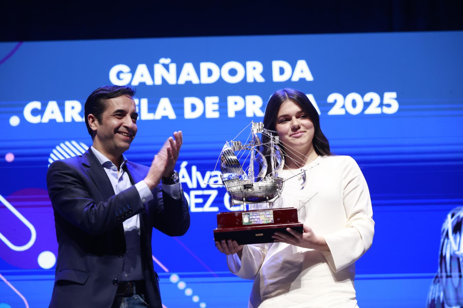 Paula, hermana de Álvaro Carreras, recoge la Carabela de Prata para el futbolista del Real Madrid de manos del alcalde de Ferrol, José Manuel Rey Varela, en la Gala do Deporte, celebrada en el Auditorio de la ciudad (foto: Concello de Ferrol)