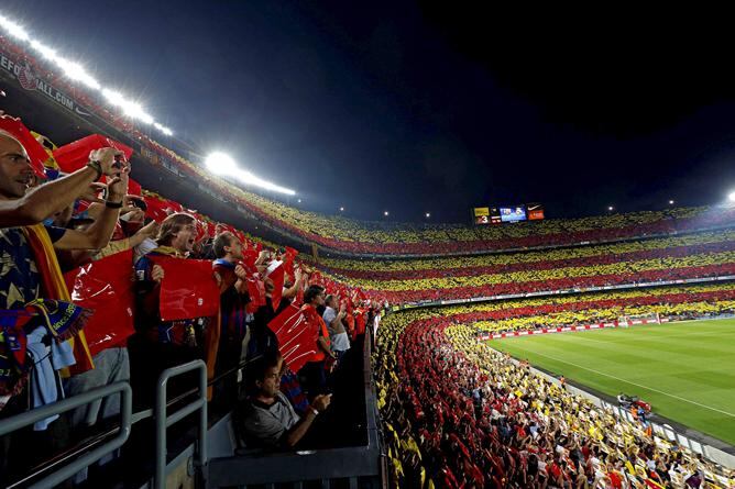 El mosaic amb la senyera al clàssic Barça-Madrid