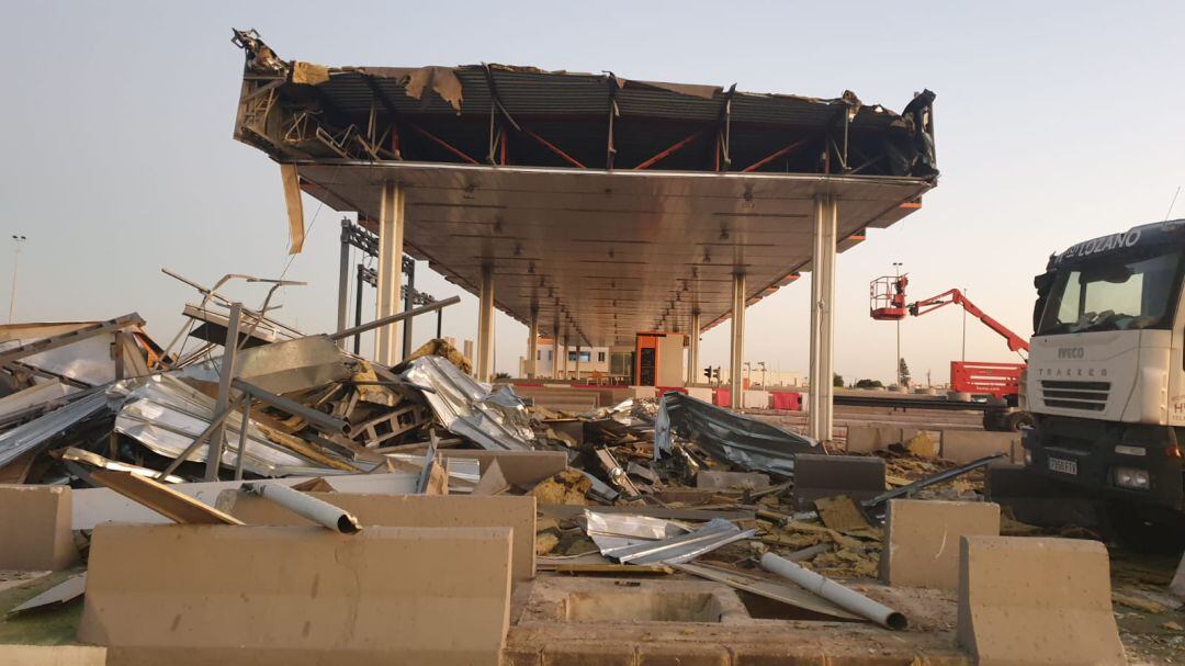 Demolición del peaje de la Ap-7 en Silla