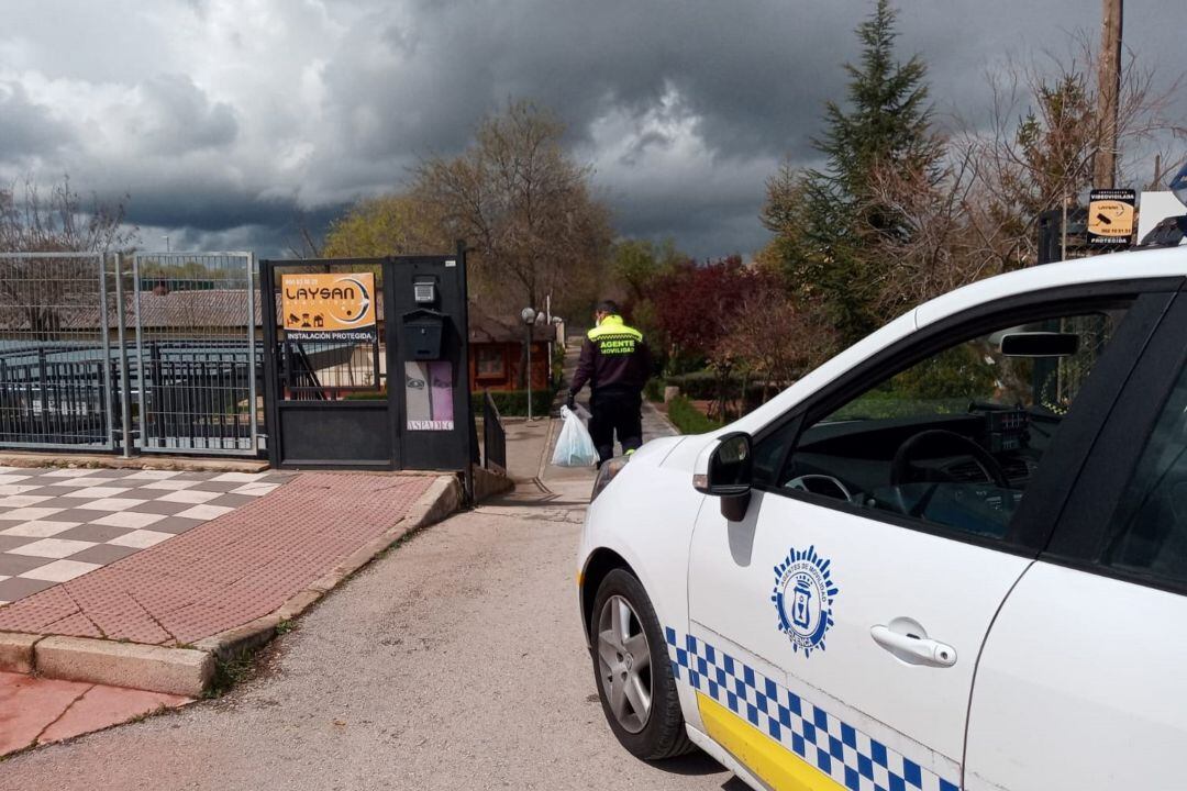 Policía Local y agentes de movilidad están repartiendo el material de protección