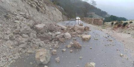 Desprendimiento en la carretera bajo el santuario de la Virgen de la Cabeza de Cazorla