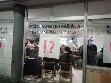 La sala multiusos del Centro Social Unzaga acogió ayer la reunión vecinal convocada por la Plataforma Errebal