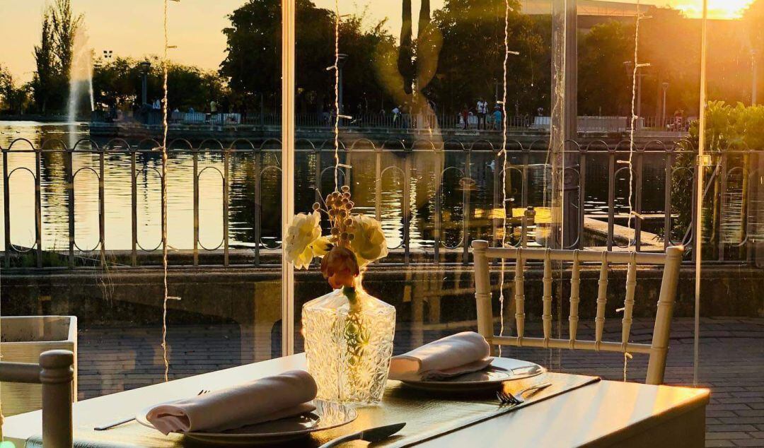 El restaurante continúa ofreciendo sus servicios habituales a la orilla del lago del parque de Pinto