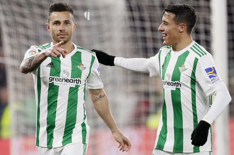 El delantero del Real Betis Rubén Castro celebra su gol, tercero de su equipo ante el Leganés, durante el partido de la decimonovena jornada de Liga en Primera División que se disputa hoy en el estadio Benito Villamarín, en Sevilla.