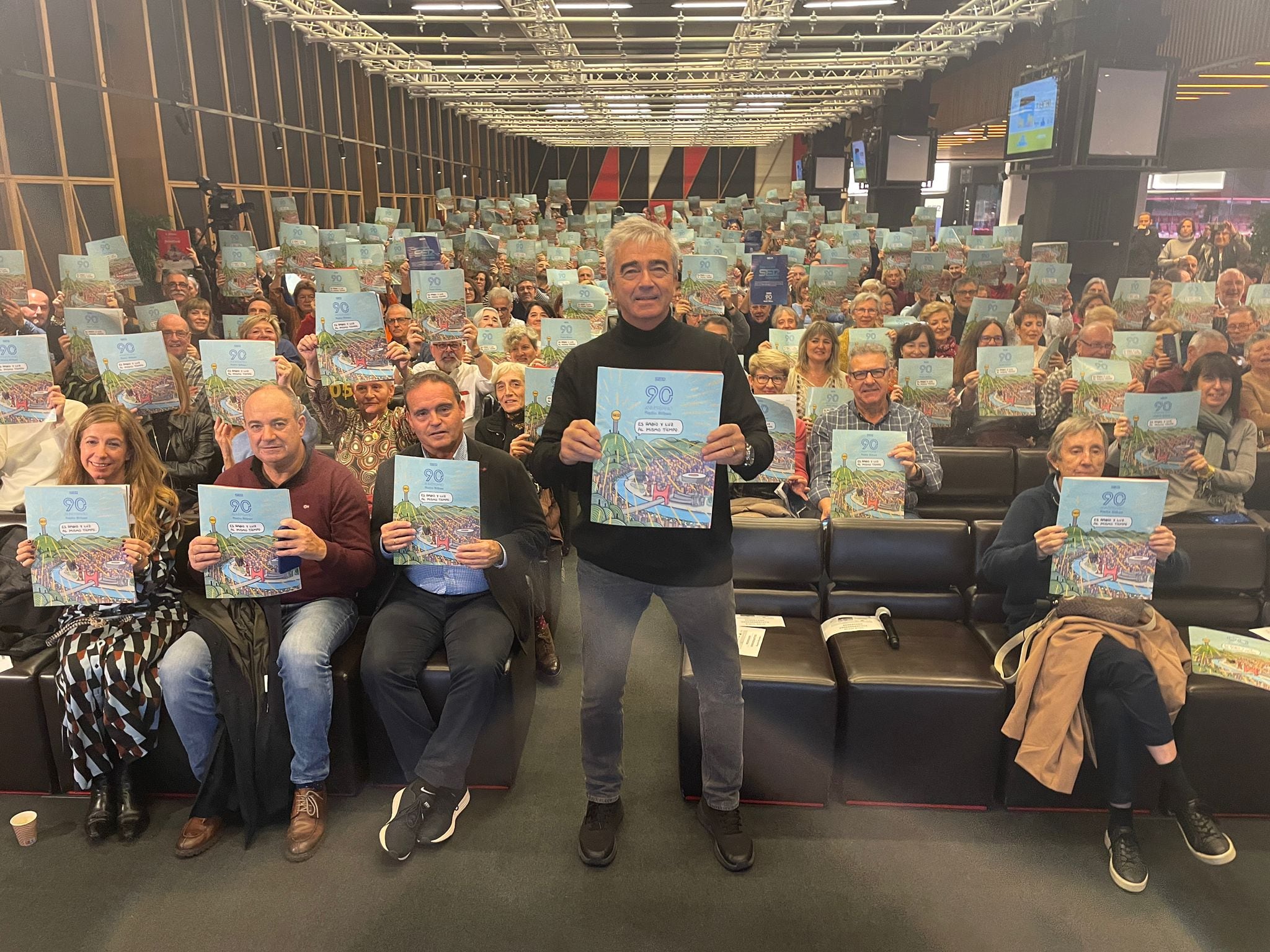 Carles Francino junto con el casi centenar de oyentes que se ha acercado a disfrutar de este programa especial desde San Mamés.