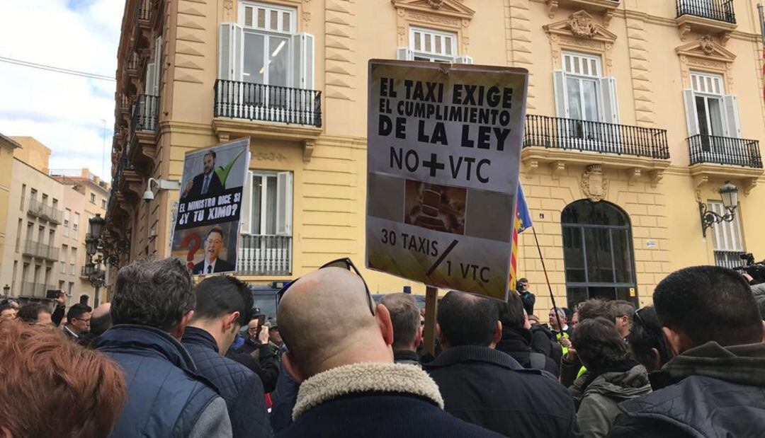 Concentración del sector del taxi en la plaza de Manises de Valencia